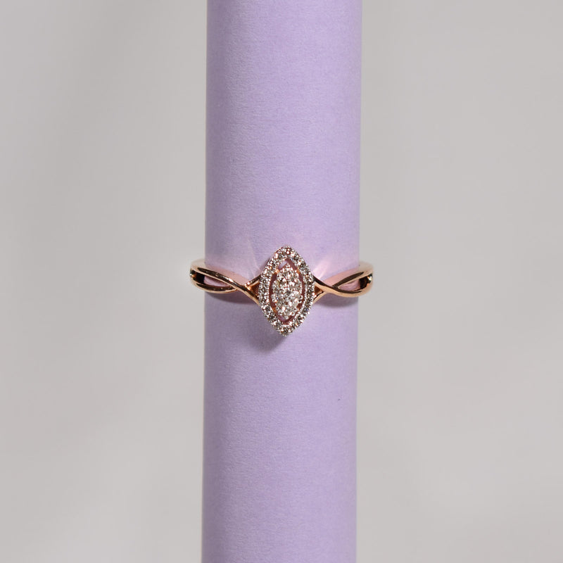 Trendy elliptical shape diamond ring