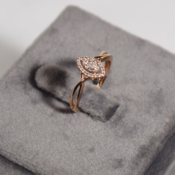 Trendy elliptical shape diamond ring